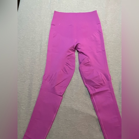 Lululemon Zone In Tight
Raspberry size 8 but don’t have the size tag. Runs small - Picture 1 of 7